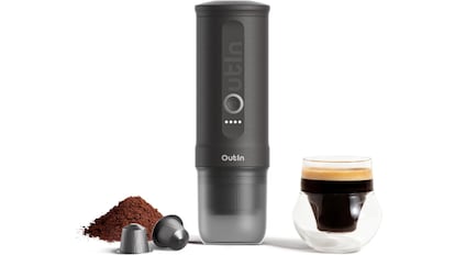 La cafetera portátil OutIn Nano es compatible con café molido o con cápsulas Nespresso, pero solo prepara una taza de 80 ml por cada dosis.
