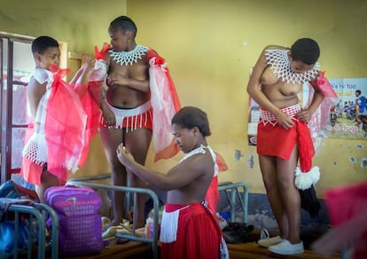 La ceremonia original de Suazilandia data de los años cuarenta. En Sudáfrica fue introducida en 1991 por el allí actual rey zulú Goodwill Zwelethini. Lo hizo como un medio para alentar a las jóvenes zulúes a retrasar la actividad sexual hasta el matrimonio, y por lo tanto limitar la posibilidad de transmisión del VIH. En 2007, participaron al evento unas 30.000 niñas.