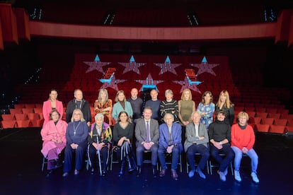 El consejero de Cultura de la Comunidad de Madrid, Mariano de Paco, sentado en el centro, rodeado de los nuevos asesores de los Teatros del Canal, en su presentación este lunes.