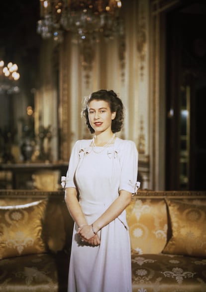 <p>Elizabeth se compromete con Felipe de Edimburgo en su residencia de Buckingham Palace ,en julio de 1947. El gesto de timidez es interesante, pero también el juego de espejos y de reflejos dorados del fondo.</p>