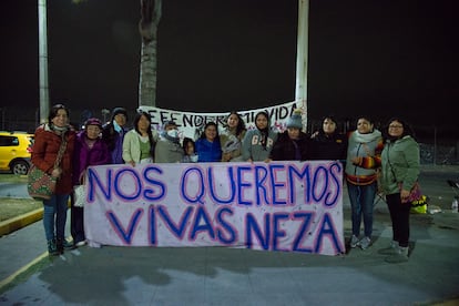 Integrantes del colectivo 'Vivas nos queremos Neza' acompañan a Roxana Ruiz Santiago al salir del penal Bordo de Xochiaca.