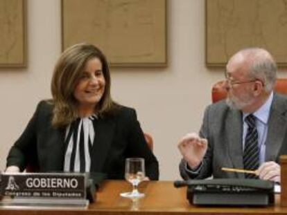 La ministra de Empleo y Seguridad Social, Fátima Báñez, conversa con el presidente de la Comisión de Empleo y Seguridad Social del Congreso, el diputado José Eugenio Azpiroz.