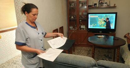 María del Carmen Andújar en su casa de Huelva tras conocer la decisión del Constitucional.