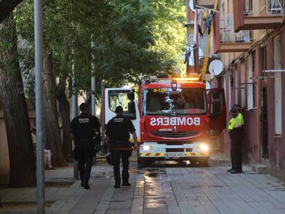 Dos menors moren en un incendi a Barcelona.