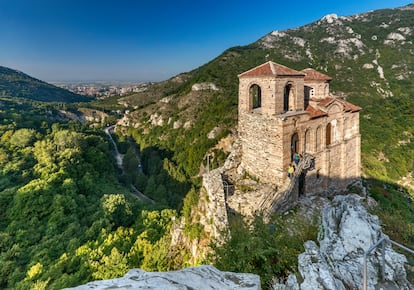 De Sofía a Bansko (Bulgaria). Para conocer Bulgaria puede ser una buena idea seguir esta ruta de varios días que cubre algunas maravillas de Bulgaria, y la fabulosa carretera en las montañas Ródope. Se empieza en Sofía, con su catedral Alexander Nevsky, su calle de ladrillo amarillo (de verdad) y los murales de la iglesia de Boyana. Se enfila hacia el este hasta la capital medieval Veliko Tarnovo, presidida por la fortaleza de Tsarevets. Después se toma el paso de Shipka hasta Plovdiv para ver su anfiteatro romano y la enorme mezquita Dzhumaya. Lo siguiente es la fortaleza en ruinas de Asenovgrad y el sereno monasterio de Bachkovo. Se pueden pasar días explorando las montañas Ródope, al suroeste de Plovdiv, pero dando prioridad a tres pueblos lacustres —Trigrad, Dospat, Golyam Beglik— y finalmente a la aldea de Septemvri. Aquí se puede tomar el último tren de vía estrecha de Bulgaria hasta la estación de esquí de Bansko. Se duerme en Bansko y se regresa en tren a Septemvri para recoger el coche. Inicio: Sofía. Final: Bansko. Distancia: 669 kilómetros por carretera y cuatro horas y media en tren.  