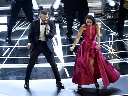 El cantante Justin Timberlake interpreta la canción 'Can't Stop the Feeling' al inicio de la gala.