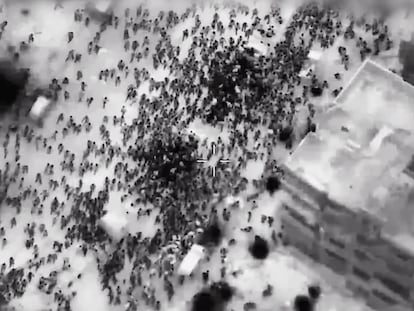 Dozens of people (the black dots) in the vicinity of a convoy of food trucks in Gaza City, with Israeli military vehicles alongside them, on Thursday.