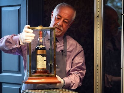 Botella de whisky The Macallan 1926 pintada por Valerio Adamai, que se vendió por casi 800.000 euros el pasado octubre.Un mes después, otra botella similar pintada por Mark Dillon batió el récord al alcanzar 1,3 millones en una subasta.