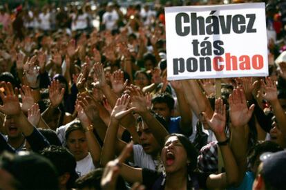 Estudiantes protestan en Caracas contra las medidas el Gobierno de Chávez