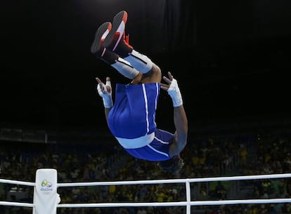 El boxeador cubano, Robeisy Eloy Ramirez Carrazana, celebra su victoria después de ganar el combate de boxeo en la categoria de peso gallo 56 kg.