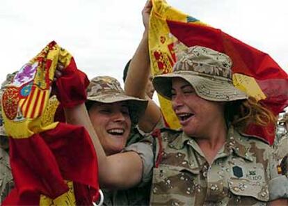 En la imagen, dos militares celebran su llegada a la base de Talavera la Real (Badajoz).