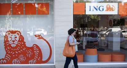 Una mujer pasando por delante de una oficina de ING, en una imagen de archivo.