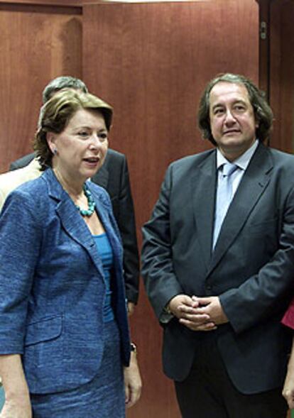 Magdalena Álvarez y Rafael Cámara, al inicio de la reunión.