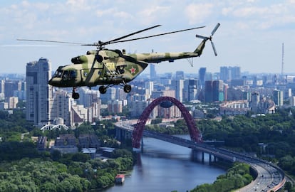 En la imagen, un helicóptero Mil Mi-8 sobrevuela Moscú durante el desfile del Día de la Victoria.