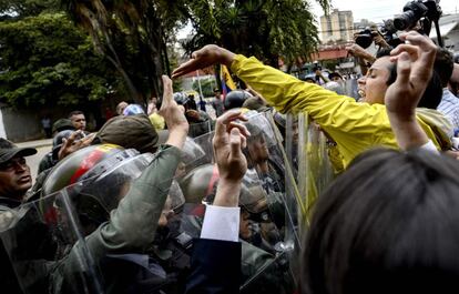 El diputado de la oposición Carlos Paparoni (d) discute con soldados de la Guardia Nacional frente al Tribunal Supremo de Justicia, en Caracas.