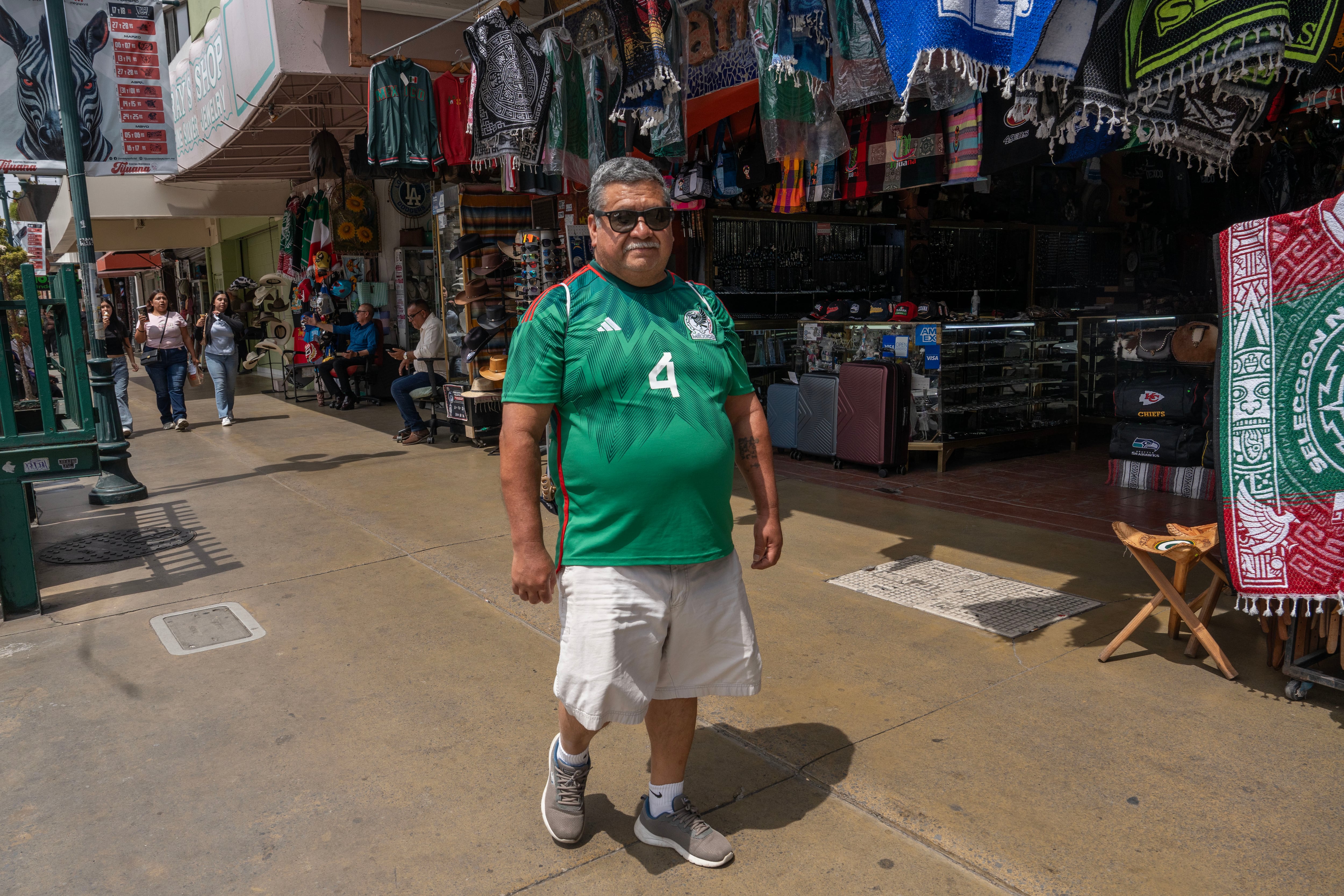 José Luis Gonzáñes, con la playera de la Selección Mexicana.