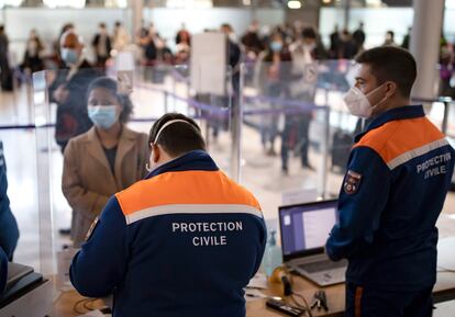 Pasajeros procedentes de países con altas tasas de covid se registran para realizarse un test a su llegada al aeropuerto Charles de Gaulle de París.