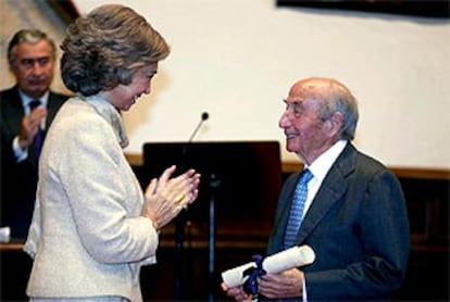 La reina Sofía y José Antonio Muñoz Rojas, ayer, durante la entrega del premio al poeta .