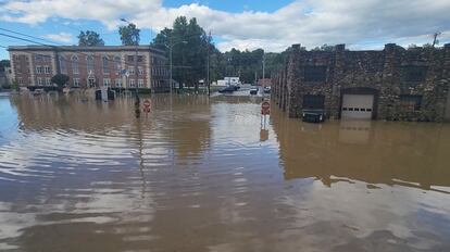 Calles inundadas en Newport, Tennessee, este 27 de septiembre tras el paso de Helene como tormenta tropical.