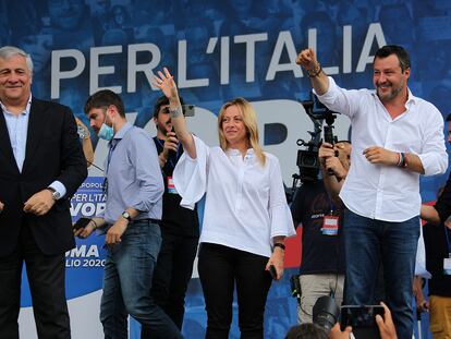 Los líderes de la coalición de derechas, en un mitin este fin de semana. De izquierda a derecha: Antonio Tajani (Forza Italia), Giorgia Meloni (Hermanos de Italia) y Matteo Salvini (La Liga).