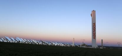 Torre de la planta solar de Abengoa cercana a Sevilla.