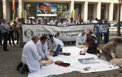 Médicos de urgencias y emergencias, durante la concentración que protagonizaron ante la sede del Ministerio de Sanidad para pedir una especialidad primaria, troncal y vía MIR, hoy en Madrid.