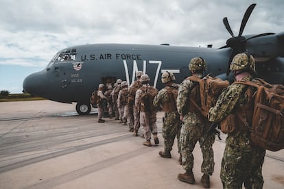 Soldados estadounidenses embarcan en un avión en la base naval de Rota (Cádiz) con destino a Tombuctú (Malí), el 16 de abril.