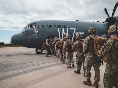 Soldados estadounidenses embarcan en un avión en la base naval de Rota (Cádiz) con destino a Tombuctú (Malí), el 16 de abril.
