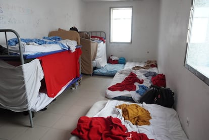 Aspecto de una de las salas de solicitantes de asilo de Barajas tras su limpieza (Imagen cedida por el Ministerio del Interior).