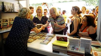 Manuela Carmena, firma ejemplares, en la Feria del Libro, el 31 de mayo de 2015.