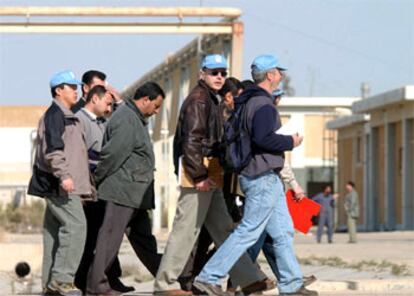 Inspectores de la ONU, ayer, en una fábrica de armas situada a 80 kilómetros de Bagdad.