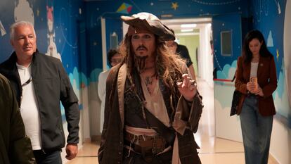 El capitán Jack Sparrow, encarnado por el actor Johnny Depp, visita a los niños y las niñas ingresadas en el Hospital Universitario Donostia de Osakidetza este jueves.