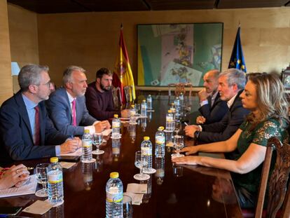 El ministro de Política Territorial y Memoria Democrática, Ángel Víctor Torres (segundo por la izquierda), rodeado de su equipo, sentado frente al presidente de Canarias (segundo por la derecha), este jueves 14 de marzo en Madrid en una imagen facilitada por el ministerio.