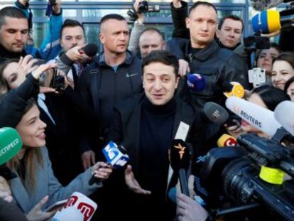 Con efectos teatrales y duelos virtuales, el cómico Zelenskiy y el presidente Poroshenko han convertido la campaña electoral en un show