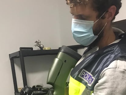 La Policía detiene a un hombre en Barcelona por comerciar ilegalmente con armas de guerra