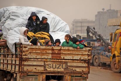 Los miembros de una familia huyen con sus pertenencias, en Dana en el campo norte de la provincia de Idlib (Siria), el 5 de febrero.