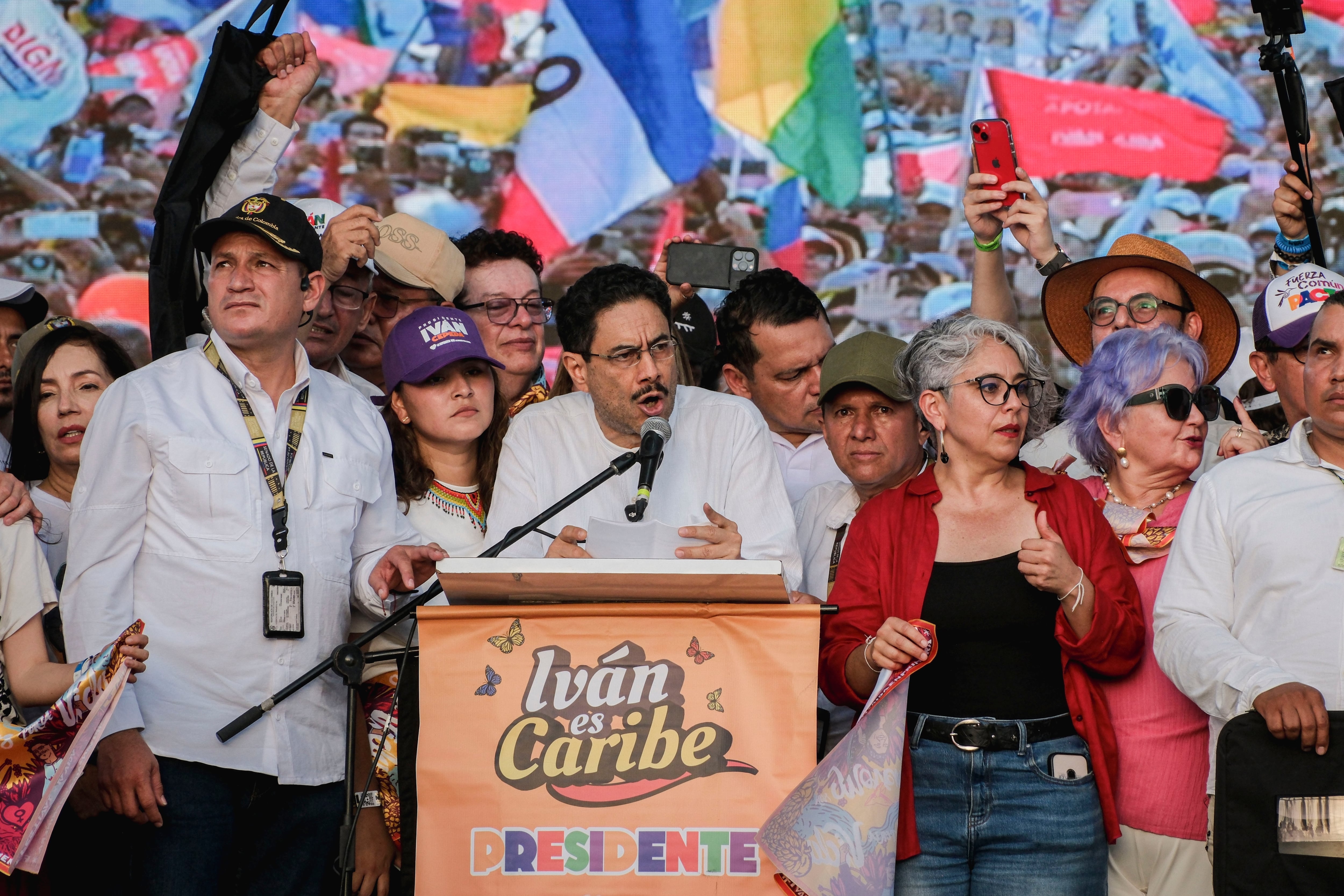 Dentro de la campaña de Cepeda, de los discursos en plaza pública a las redes de los 'kpopers'