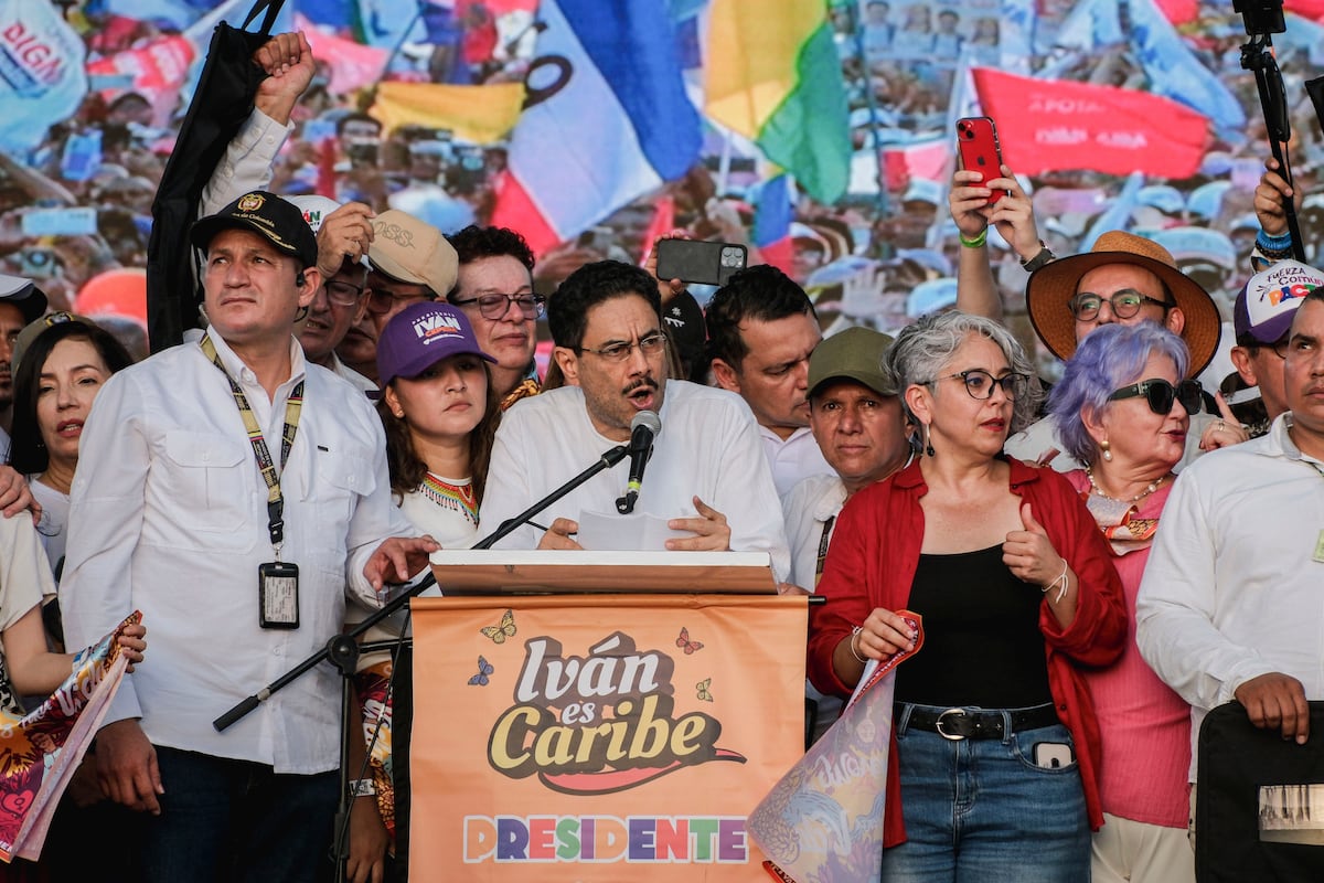 Dentro de la campaña de Cepeda, de los discursos en plaza pública a las redes de los 'kpopers'