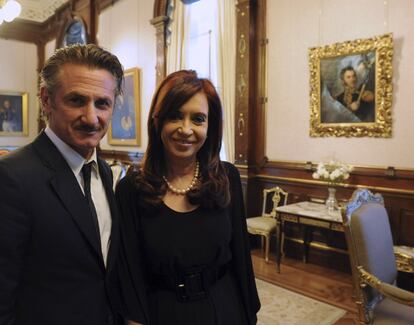 Cristina Fernández de Kircher posa con el actor Sean Penn en uno de los salones de la Casa Rosada de Buenos Aires. El intérprete se reunió en febrero de 2012 con la entonces presidenta argentina, y tras el encuentro Penn expresó su apoyo a la propuesta de la mandataria de resolver el conflicto por la soberanía de las Malvinas mediante el diálogo, al tiempo que rechazó las acciones “colonialistas” de Reino Unido. 