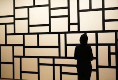 Una mujer contempla la exposición de Sol LeWitt en la Fundación Botín de Santander.