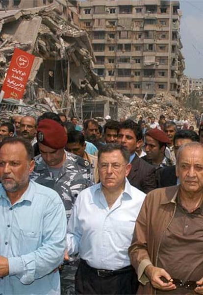 El primer ministro libanés, Fuad Siniora (centro), visita los suburbios del sur de Beirut.