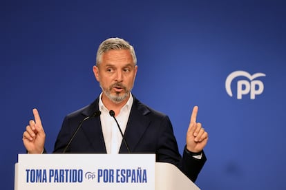 El vicesecretario de Hacienda, Vivienda e Infraestructuras del PP, Juan Bravo, este lunes, durante la rueda de prensa que ha ofrecido en la sede del partido. 