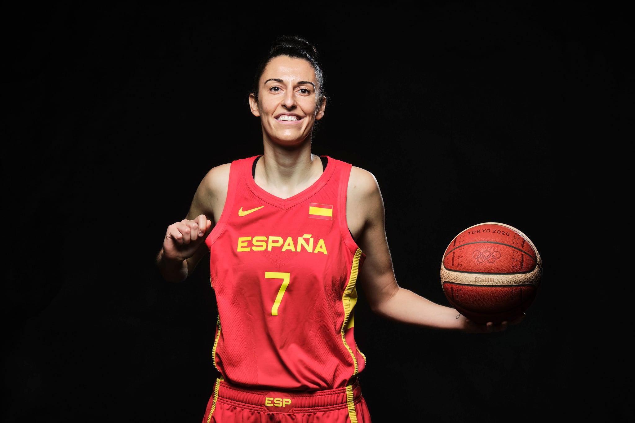 Retrato de la capitana de la selección, Alba Torrens, con su característico dorsal 7.