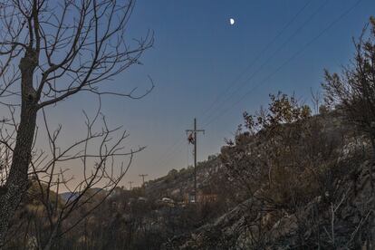 Operarios reparaban el viernes los postes de la red eléctrica quemados para restaurar el servicio, cerca de Loutses, Corfú. 