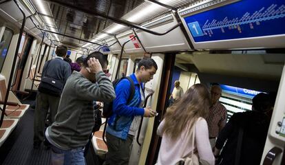 Viajeros en la estación de Cuatro Caminos.