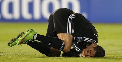 Cristiano Ronaldo se duele durante el partido de fútbol de la Liga de campeones.