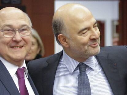 El comisario europeo de Asuntos Econ&oacute;micos, Pierre Moscovici (c), saluda al ministro espa&ntilde;ol de Econom&iacute;a, Luis de Guindos (d), y al ministro franc&eacute;s de Finanzas, Michel Sapin (i), durante la reuni&oacute;n del Eurogrupo en Bruselas (B&eacute;lgica) hoy.