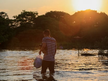 Un residente evacúa su hogar luego del desbordamiento del Río Paraná en Ayolas, Paraguay, el 7 de noviembre 2023.