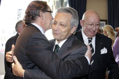 José Luis Méndez y Julio Fernández Gayoso se abrazan en el acto que presidió el gobernador del Banco de España en Vigo.