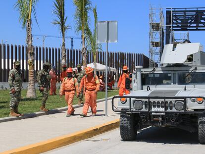 Trabajadores de la empresa Ica Fluor, durante un paro laboral, este martes.